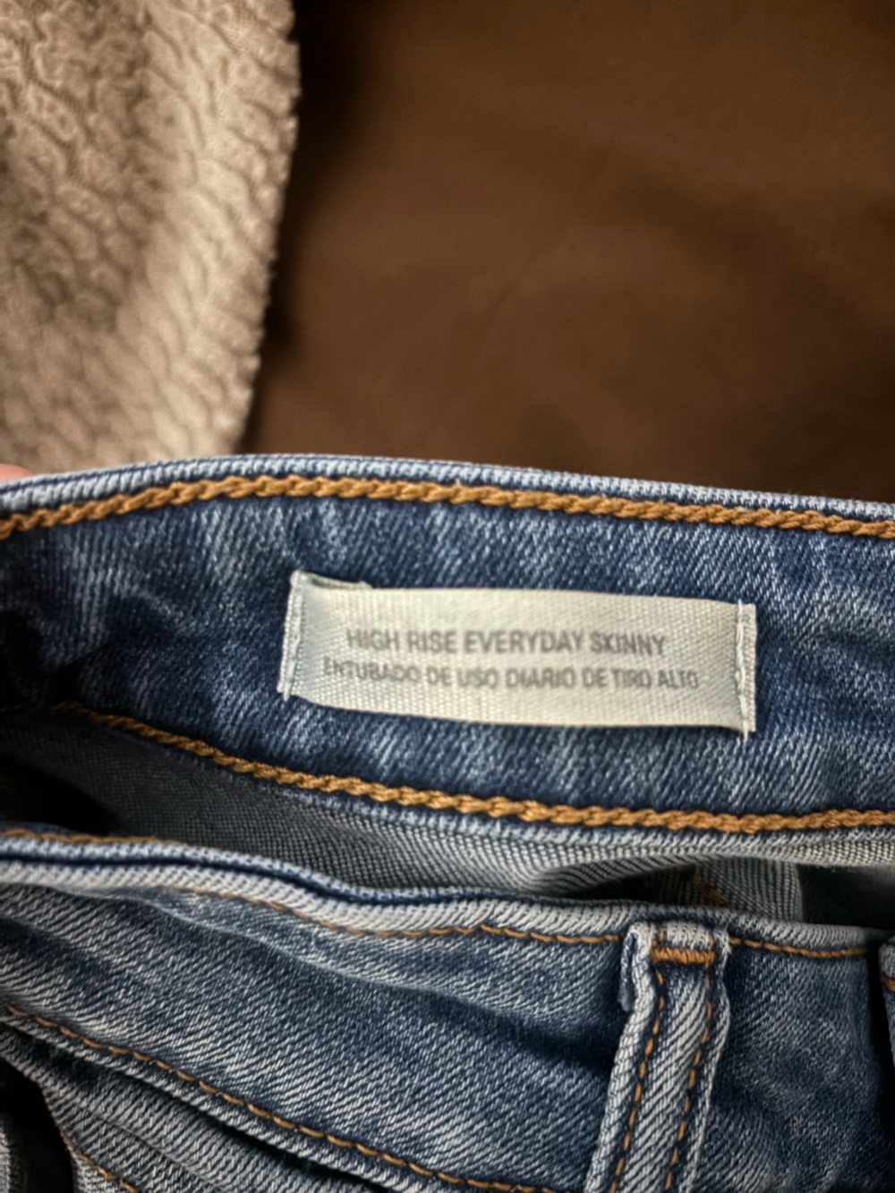 Universal Thread Women's Skinny Jeans - Medium Blue Wash - Picture 4 of 5